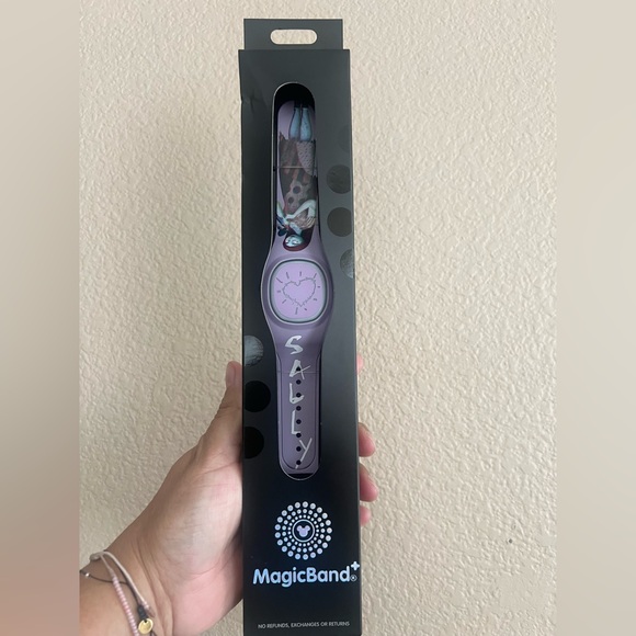 New Disney Parks Magic Band + Sally Nightmare before Christmas - Picture 3 of 4